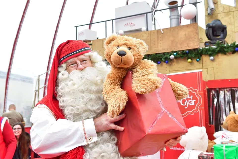 Joulupukki ajándékokkal a gyűjtőponton