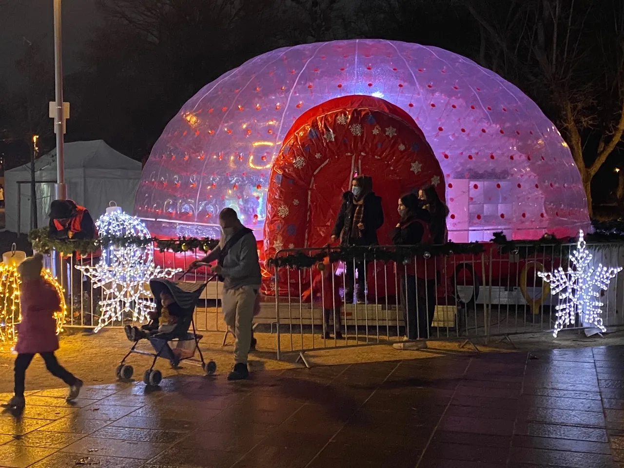 A kivilágított kupola esti fényben