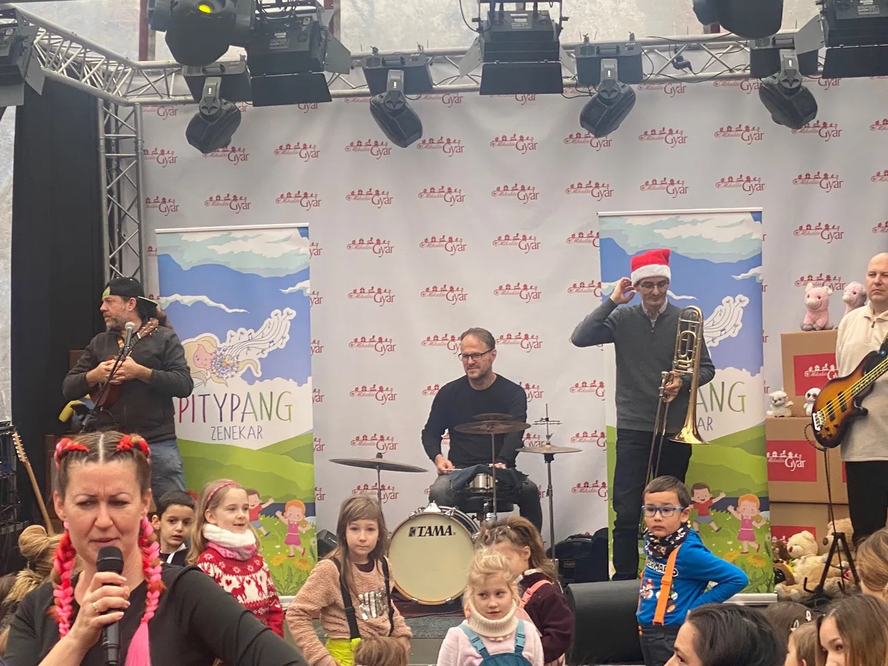 Gyerekkoncert a MikulásGyár színpadán